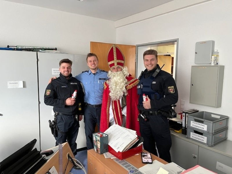 POL-PDMY: Nikolaus zu Besuch bei der Polizeiinspektion Bad Neuenahr-Ahrweiler - Foto: presseportal.de