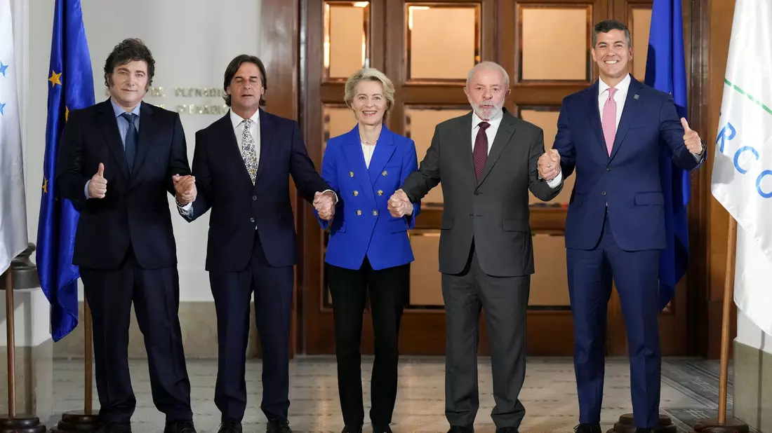 Geschafft: EU-Kommissionschefin Ursula von der Leyen und die Präsidenten der Mercosur-Staaten Argentinien, Uruguay, Brasilien und Paraguay erklären die Verhandlungen über den Freihandelsdeal für abgeschlossen. - Bild: Matilde Campodonico/AP