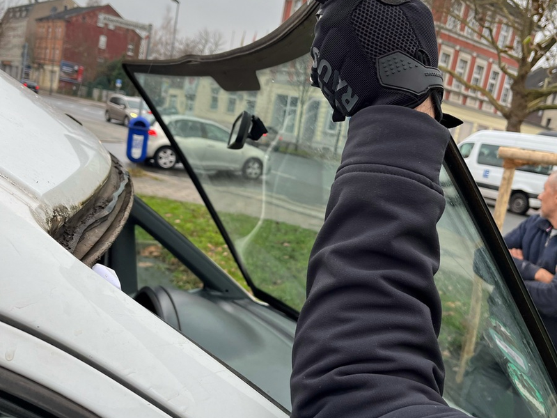 POL-GE: Unbefestigte Windschutzscheibe und andere Mängel - Foto: presseportal.de