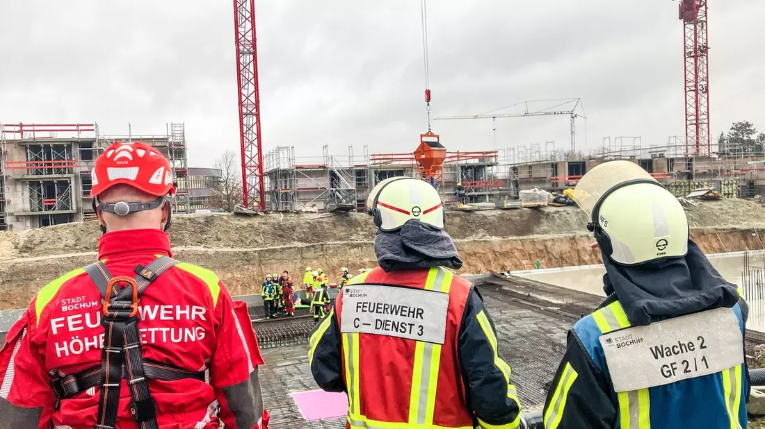 FW-BO: Verletzter Bauarbeiter aus Baustelle gerettet - Bild: presseportal.de