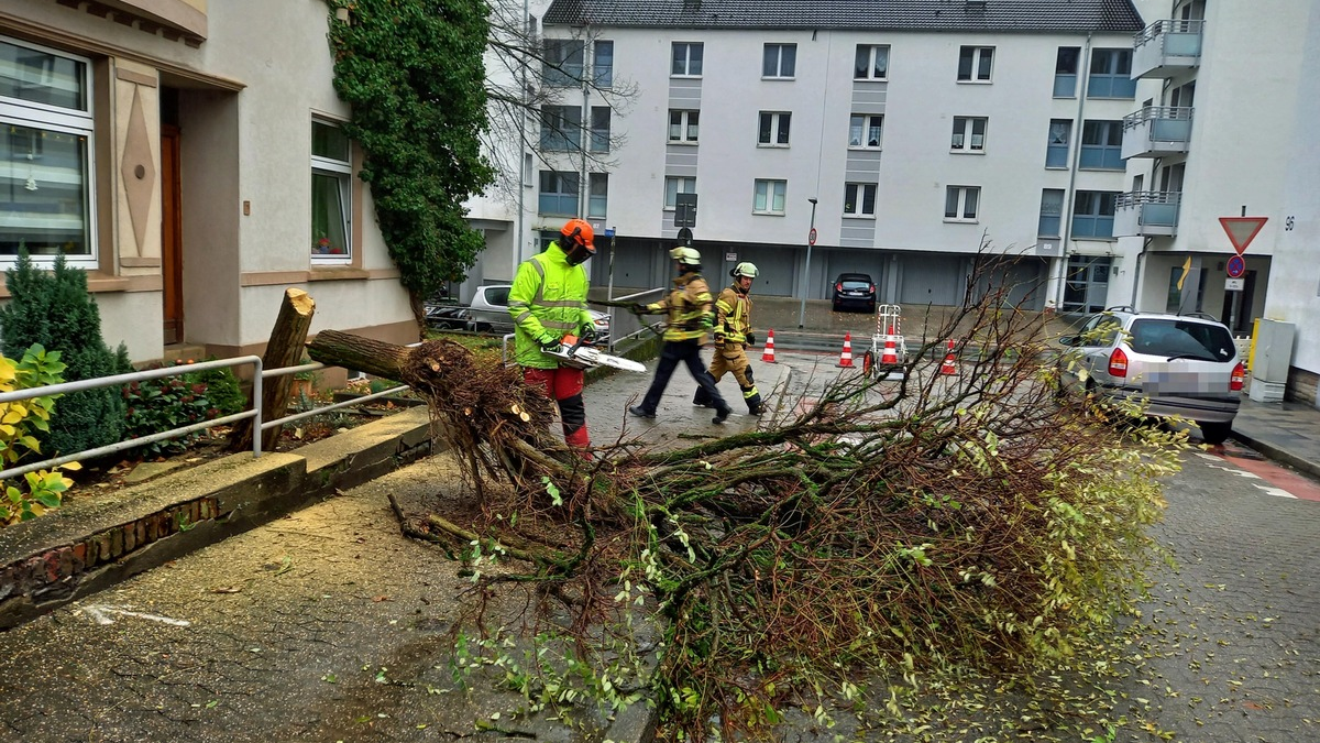 FW-EN: Drei Unwettereinsätze - Unbekannter Brandgeruch in einem Hochhaus - Foto: presseportal.de