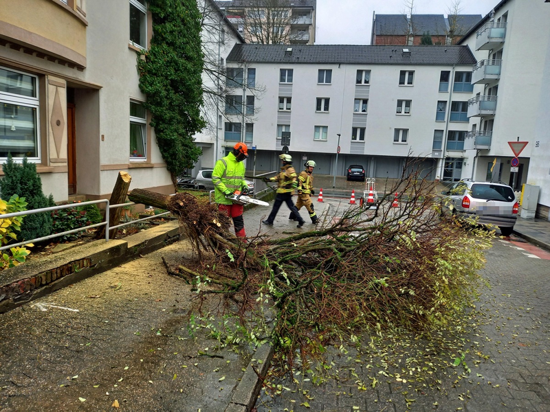 FW-EN: Drei Unwettereinsätze - Unbekannter Brandgeruch in einem Hochhaus - Foto: presseportal.de
