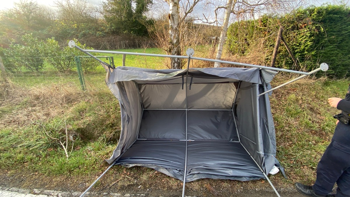 POL-PDMY: Aufgefundener Gartenpavillon im Straßengraben - Foto: presseportal.de