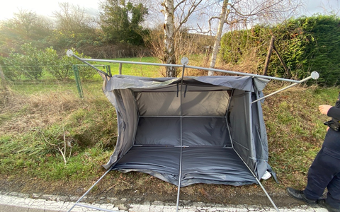 POL-PDMY: Aufgefundener Gartenpavillon im Straßengraben - Foto: presseportal.de