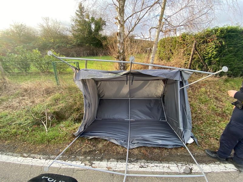 POL-PDMY: Aufgefundener Gartenpavillon im Straßengraben - Foto: presseportal.de
