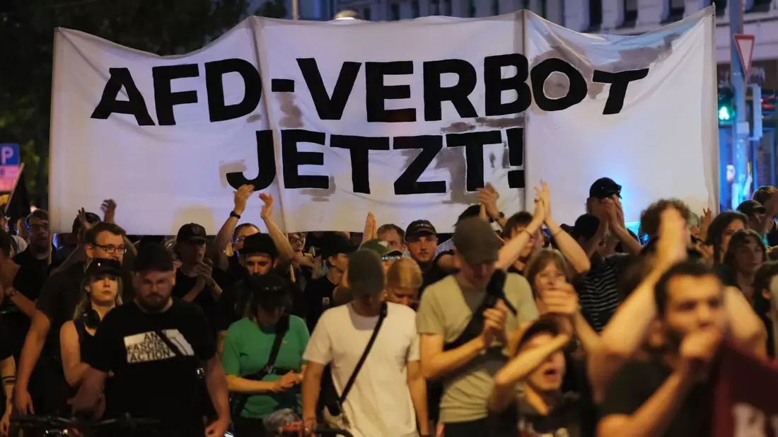 Bei Demonstrationen wird häufig der Ruf nach einem Verbot der AfD laut. Über einen Verbotsantrag müsste in jedem Fall das Bundesverfassungsgericht entscheiden.  - Bild: Sebastian Willnow/dpa