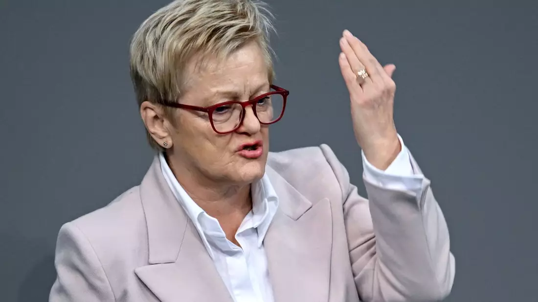 Die Grünen-Politikerin Renate Künast steht hinter dem Alternativ-Antrag für ein AfD-Verbot. - Bild: Britta Pedersen/dpa