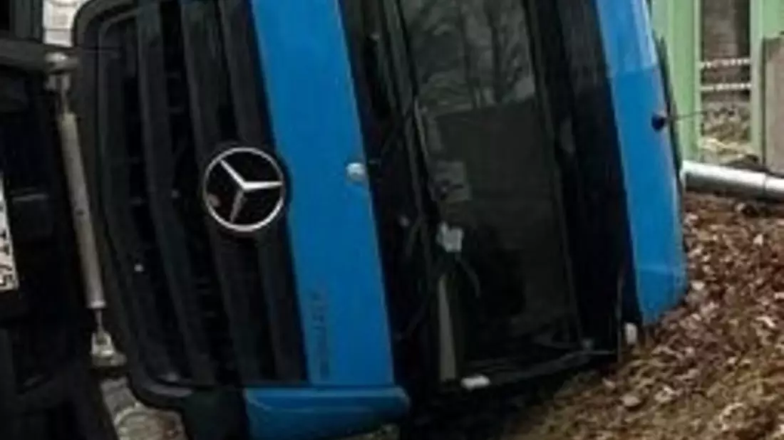 FW Voerde: Feuerwehr-Einsatz: LKW bei Arbeiten umgestürzt - Bild: presseportal.de