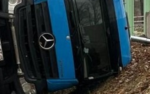 FW Voerde: Feuerwehr-Einsatz: LKW bei Arbeiten umgestürzt - Foto: presseportal.de