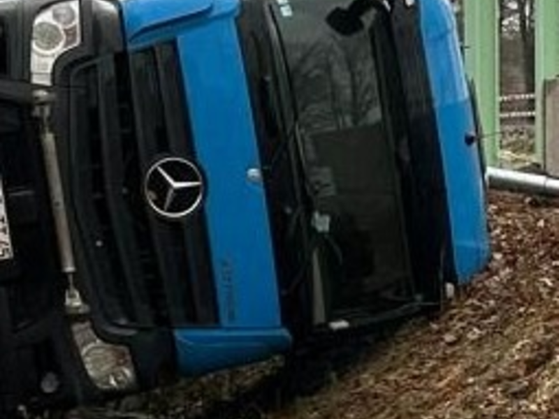 FW Voerde: Feuerwehr-Einsatz: LKW bei Arbeiten umgestürzt - Foto: presseportal.de