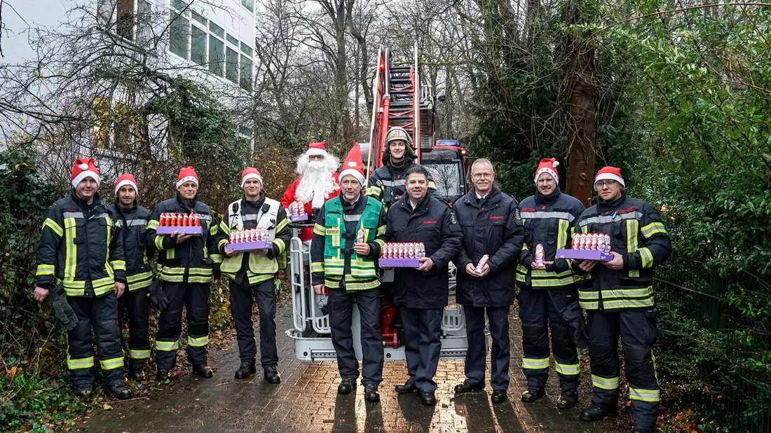 FW Hagen: Aktion zum Nikolaus an der Kinderklinik des Agaplesion AKH in Hagen - Bundesweite Aktion von 60 Feuerwehren - - Bild: presseportal.de