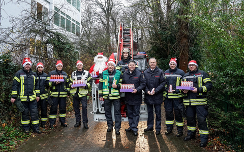 FW Hagen: Aktion zum Nikolaus an der Kinderklinik des Agaplesion AKH in Hagen - Bundesweite Aktion von 60 Feuerwehren - - Foto: presseportal.de