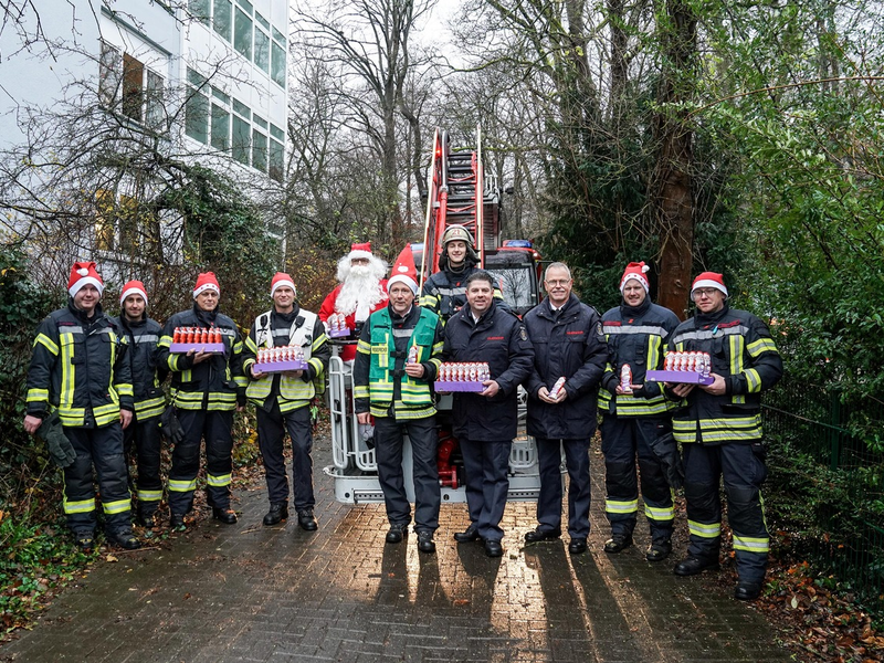 FW Hagen: Aktion zum Nikolaus an der Kinderklinik des Agaplesion AKH in Hagen - Bundesweite Aktion von 60 Feuerwehren - - Foto: presseportal.de