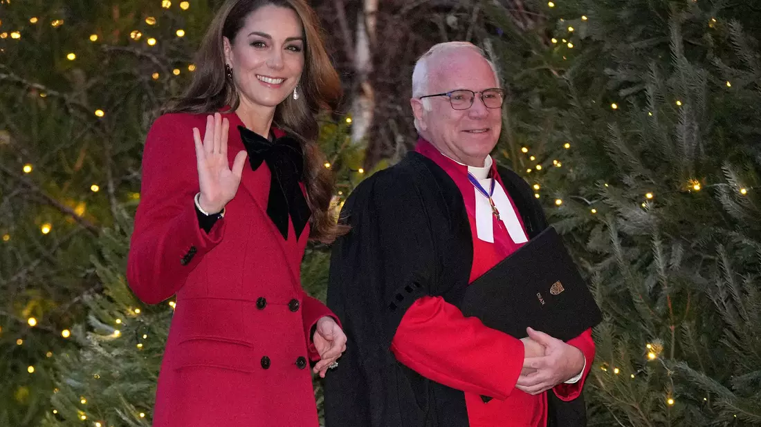Kate (l.) organisiert den Gottesdienst seit einigen Jahren. - Bild: Kin Cheung/AP