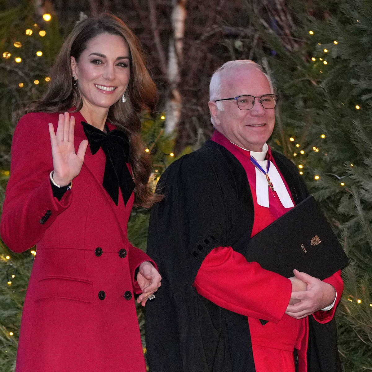 Kate (l.) organisiert den Gottesdienst seit einigen Jahren. - Foto: Kin Cheung/AP