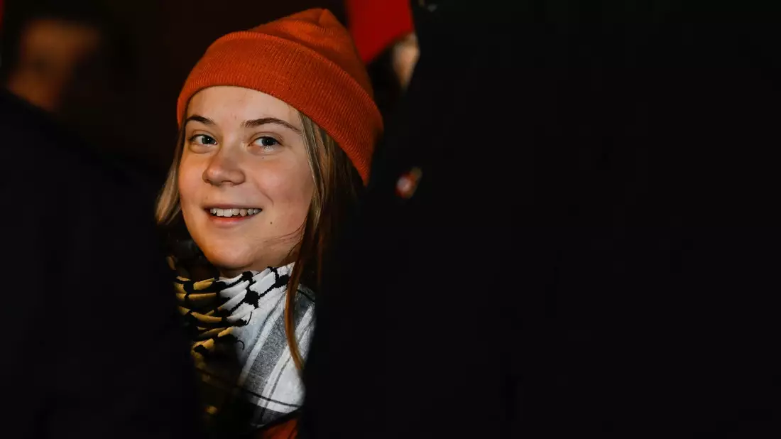 Aktivistin Greta Thunberg bei einer propalästinensischen Demonstration auf dem Marktplatz von Mannheim. - Bild: Uwe Anspach/dpa