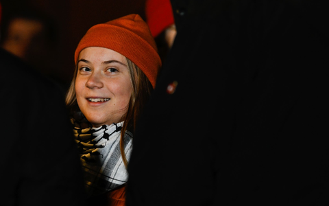 Aktivistin Greta Thunberg bei einer propalästinensischen Demonstration auf dem Marktplatz von Mannheim. - Foto: Uwe Anspach/dpa