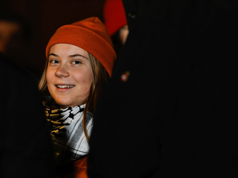 Aktivistin Greta Thunberg bei einer propalästinensischen Demonstration auf dem Marktplatz von Mannheim. - Foto: Uwe Anspach/dpa