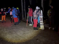 Ohne Hilfe von Einsatzkräften konnten sie nicht zu den Talstationen gelangen. - Foto: -/Italienische Bergrettung/dpa