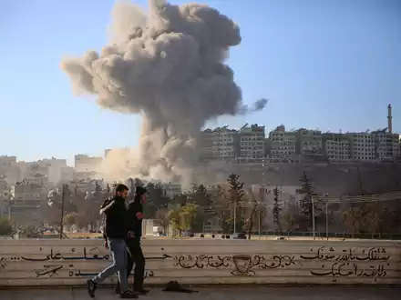 Russische und syrische Kampfflugzeuge haben bei einer Gegenoffensive gegen die Rebellen ihre Angriffe auf die von der Opposition gehaltenen Städte Aleppo und Idlib verstärkt. (Archivbild) - Foto: Juma Mohammad/IMAGESLIVE via ZUMA Press Wire/dpa