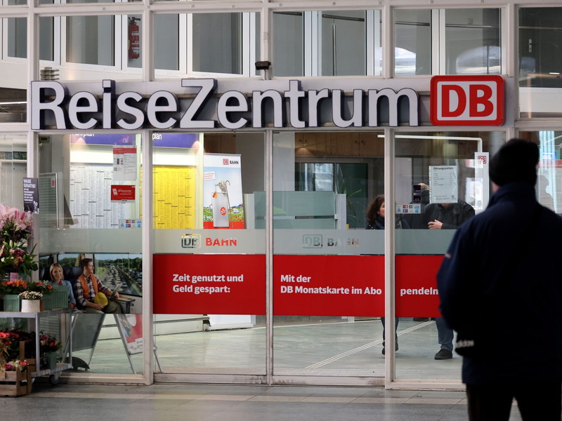 Sparpreistickets gibt es auch auf Papier. - Foto: Bernd Wüstneck/dpa