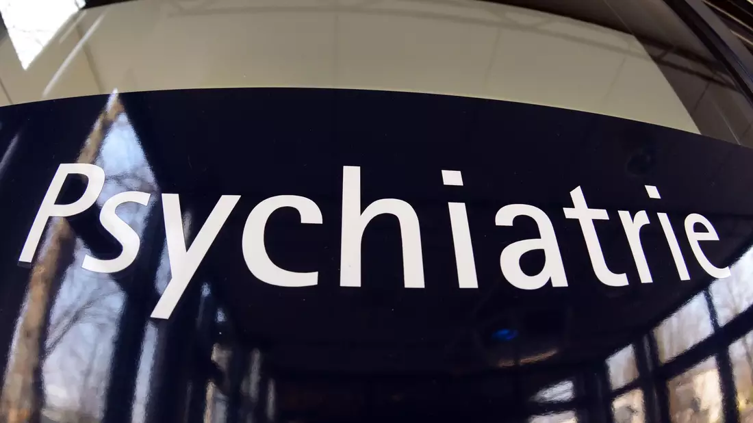 Notärztinnen sind behandeln psychiatrische Notfälle empathischer als ihre Kollegen. (Symbolfoto).  - Bild: picture alliance / dpa