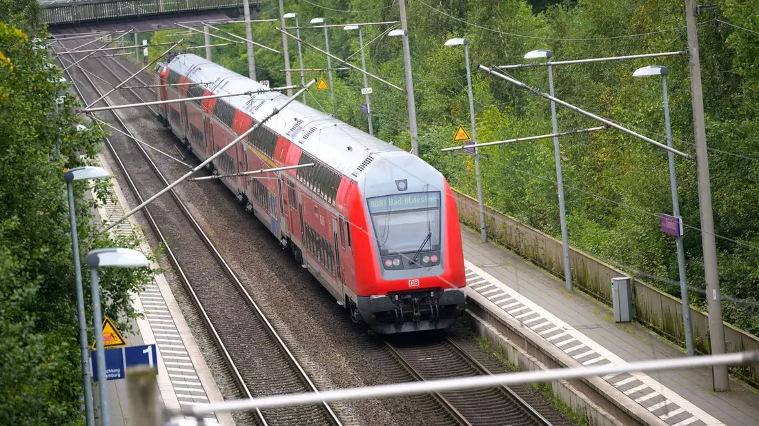SPD und Grüne wollen mehr Leistung für ein teureres Deutschlandticket.  - Bild: Jonas Walzberg/dpa