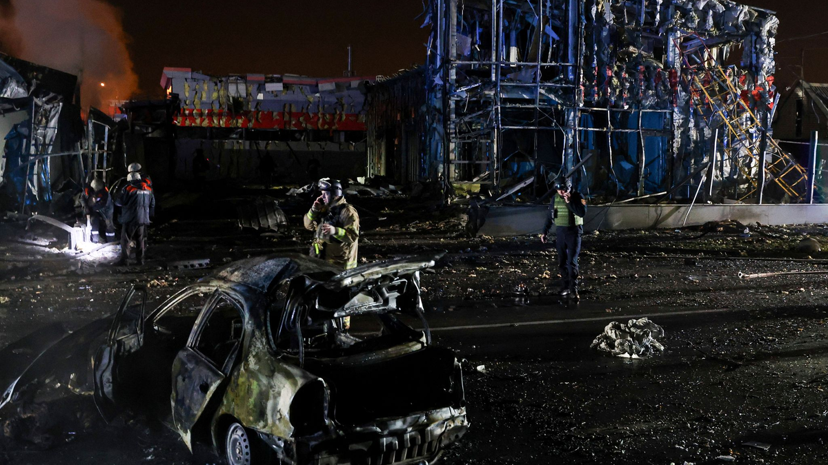 In der ukrainischen Großstadt Saporischschja schlug eine Rakete in ein Wohnheim ein. - Foto: Kateryna Klochko/AP/dpa