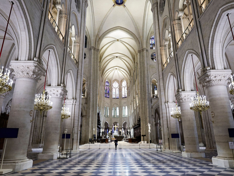Das Wetter spielt bei der Eröffnung der Kathedrale Notre-Dame nicht mit. - Foto: Stephane de Sakutin/POOL/AP/dpa