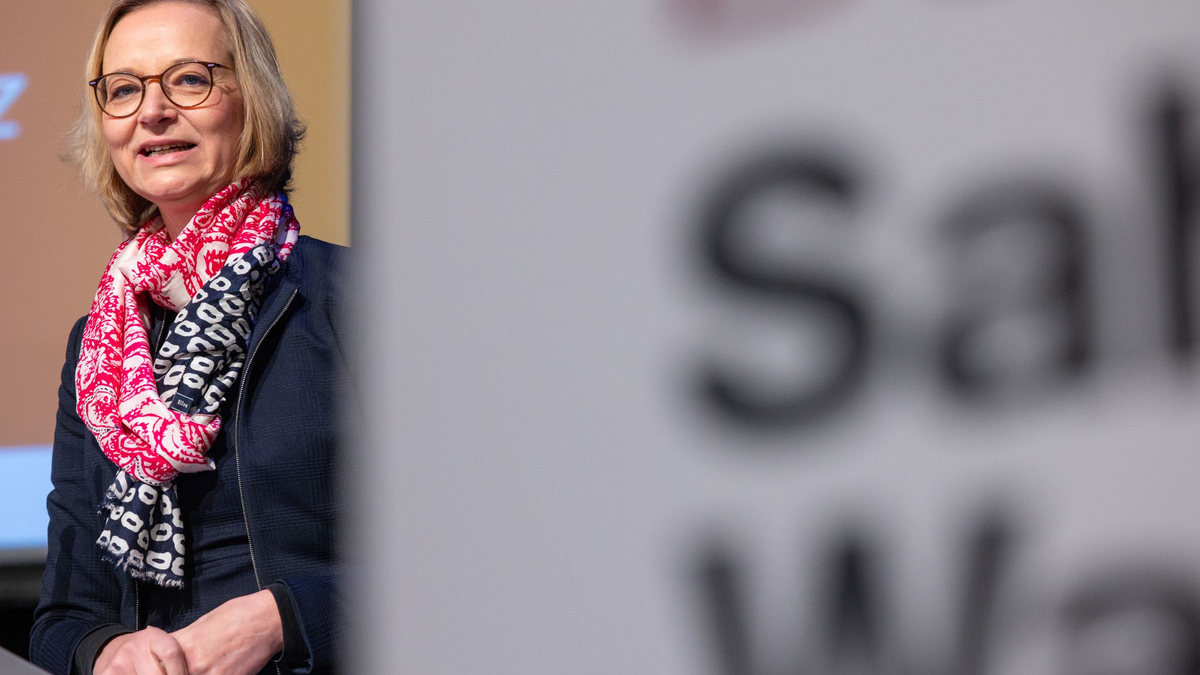 Thüringens BSW-Chefin Katja Wolf und Parteigründerin Sahra Wagenknecht zeigten sich nach einem Streit im Zuge der Koalitionsverhandlungen nun bei einem Landesparteitag versöhnlich.  - Foto: Michael Reichel/dpa