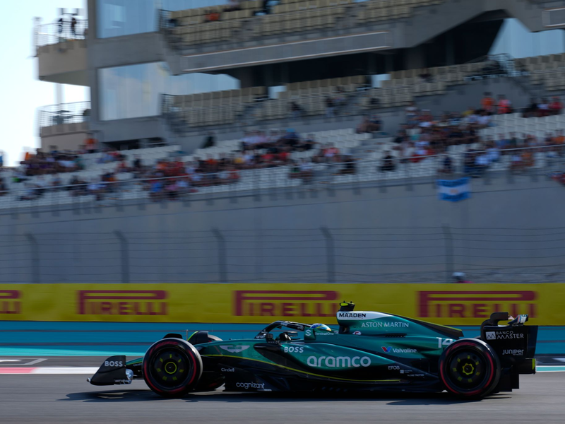 Fernando Alonso unterwegs in Abu Dhabi - Foto: Altaf Qadri/AP/dpa