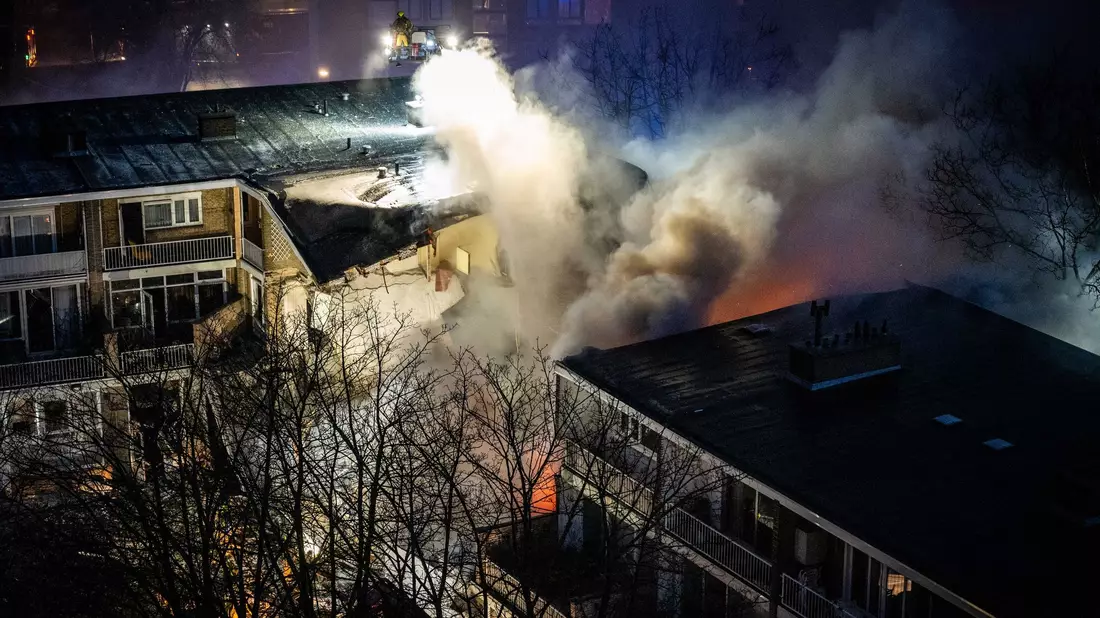 Die Explosion richtete auch in der Umgebung große Verwüstung an. - Bild: Josh Walet/ANP/dpa