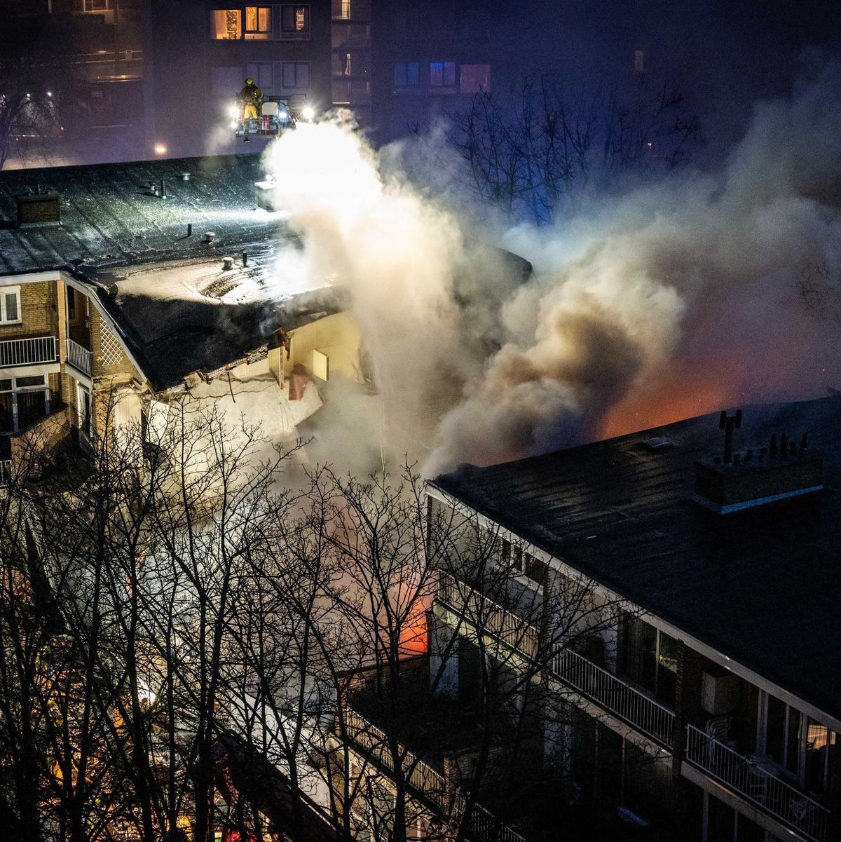 Am frühen Samstagmorgen hatte es bei dem dreistöckigen Mehrfamilienhaus zwei Explosionen gegeben. - Foto: Josh Walet/ANP/dpa
