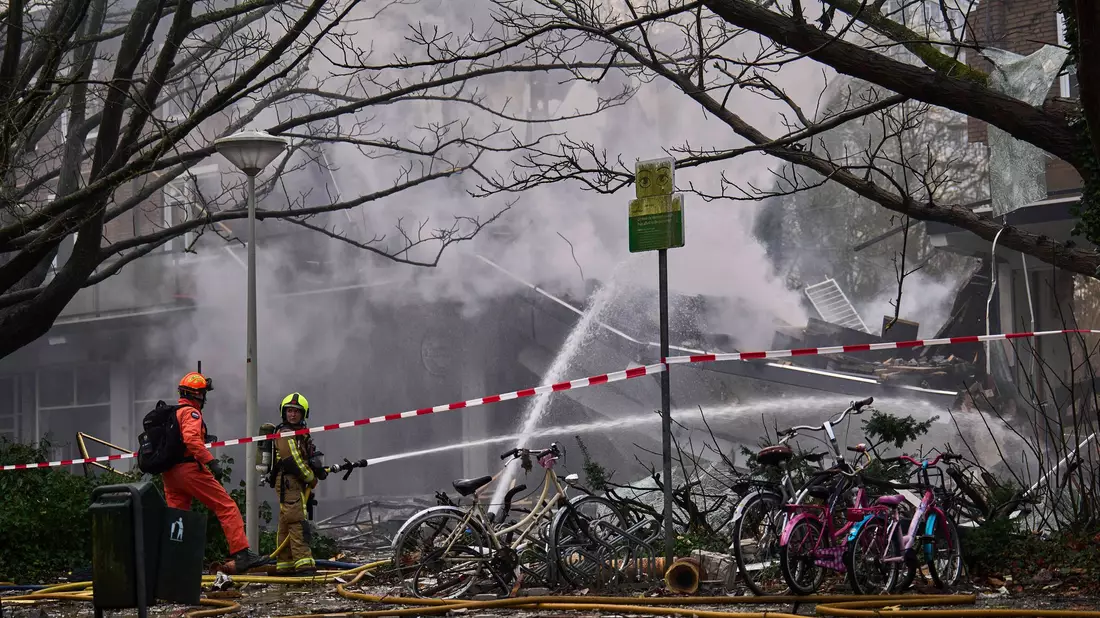 Die Rettungskräfte waren mit einem Großaufgebot im Einsatz, um den Brand zu löschen und nach Überlebenden zu suchen. - Bild: Phil Nijhuis/AP/dpa