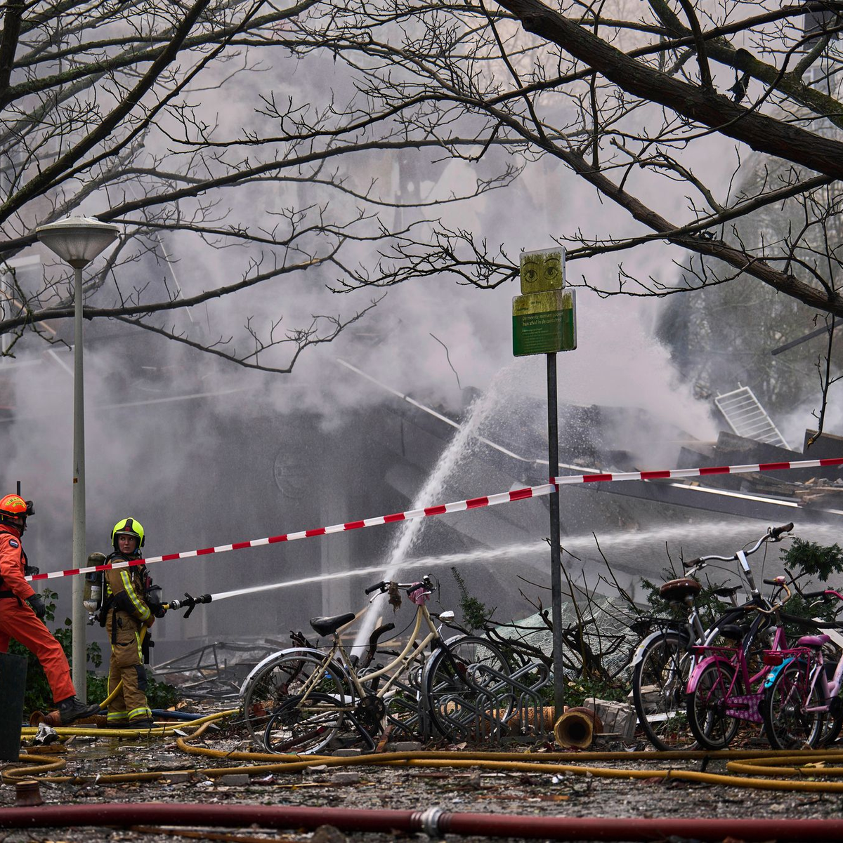 Es wird nach weiteren Opfern gesucht. - Foto: Phil Nijhuis/AP/dpa