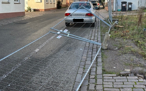 POL-PDLD: Zaun gegen Auto - Foto: presseportal.de