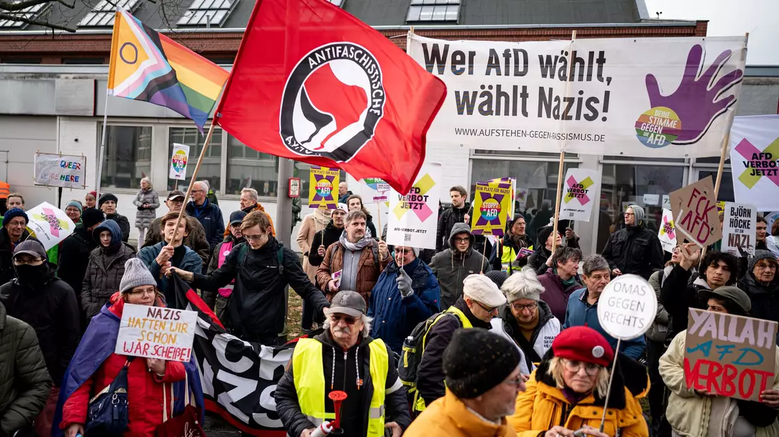 Vor der AfD-Bundesgeschäftsstelle im Norden Berlins demonstrieren etwa 200 Menschen lautstark gegen die  - Bild: Fabian Sommer/dpa