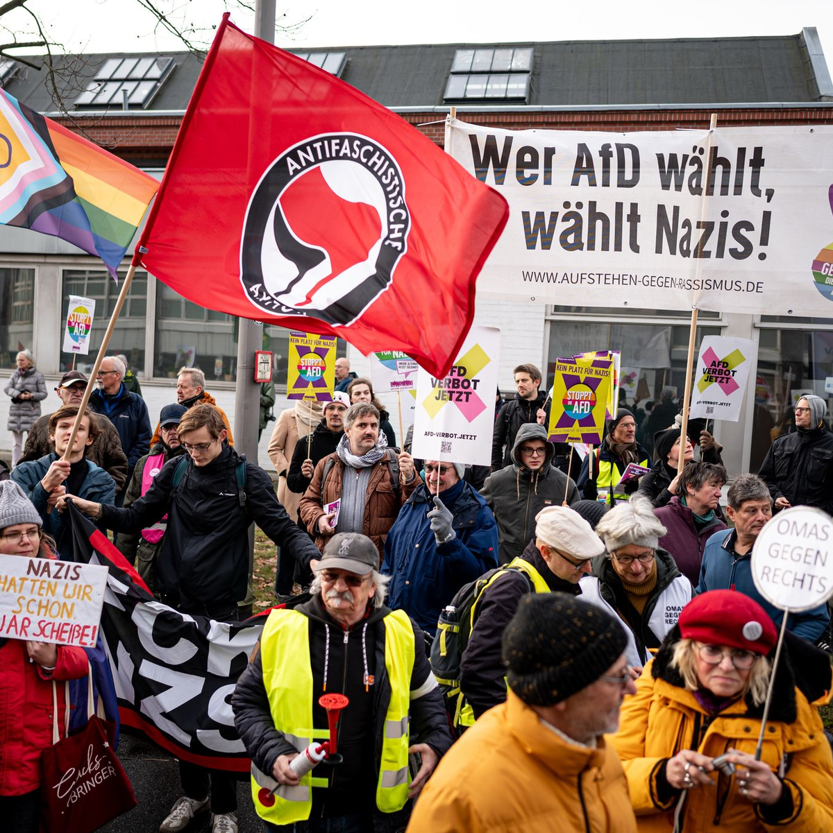 Vor der AfD-Bundesgeschäftsstelle im Norden Berlins demonstrieren etwa 200 Menschen lautstark gegen die  - Foto: Fabian Sommer/dpa