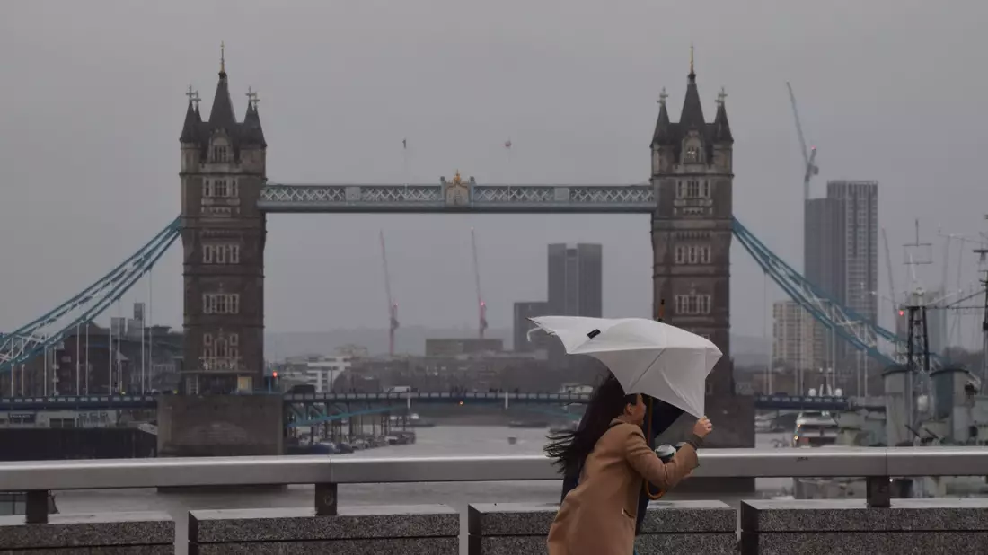 Auch in London gab es starken Wind sowie Regen. - Bild: Vuk Valcic/ZUMA Press Wire/dpa