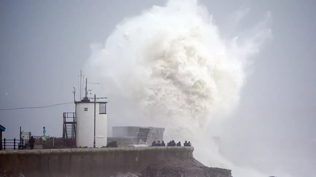 Hunderttausende Menschen waren in Irland vorübergehend ohne Strom. - Bild: Ben Birchall/PA Wire/dpa
