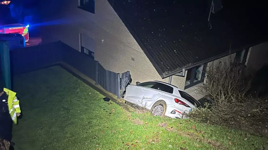 POL-PB: Pkw rutscht Abhang herunter und prallt gegen eine Hauswand - Bild: presseportal.de