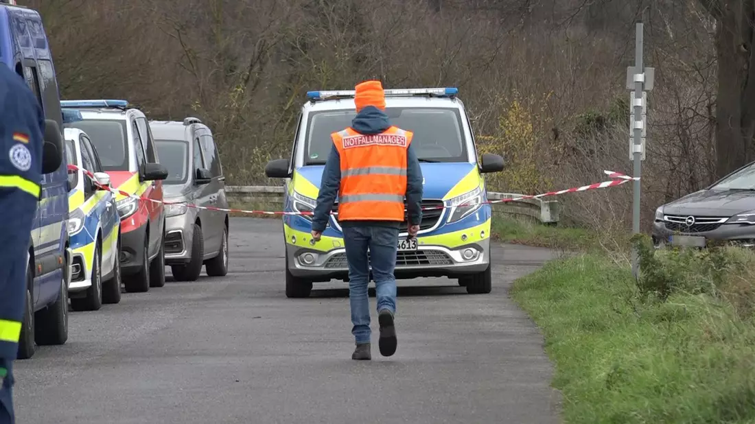 Der Mann erlag noch am Unglücksort seinen Verletzungen. - Bild: -/Nord-West-Media TV/dpa