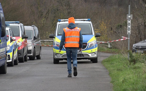 Der Mann erlag noch am Unglücksort seinen Verletzungen. - Foto: -/Nord-West-Media TV/dpa