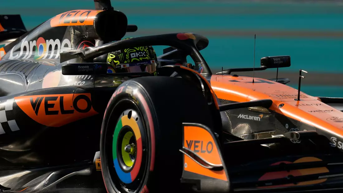 Lando Norris auf der Strecke in Abu Dhabi. - Bild: Darko Bandic/AP/dpa