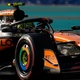 Lando Norris auf der Strecke in Abu Dhabi. - Foto: Darko Bandic/AP/dpa