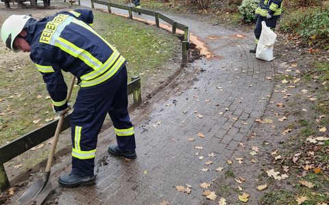 FFW Fredenbeck: Korrektur: Ausgelaufenes Öl verunreinigt Spielplatz und Gehweg - Foto: presseportal.de