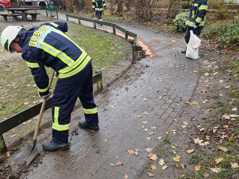 FFW Fredenbeck: Korrektur: Ausgelaufenes Öl verunreinigt Spielplatz und Gehweg - Foto: presseportal.de