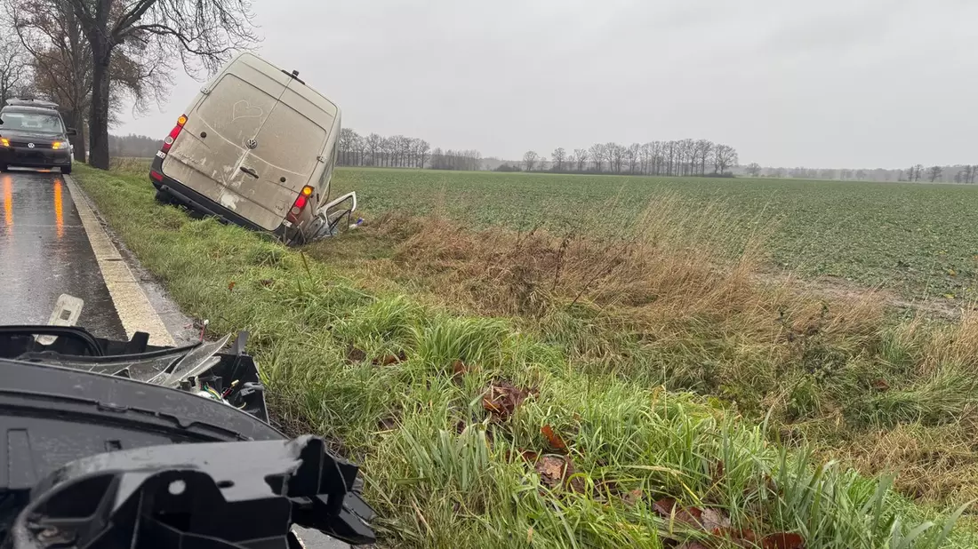 FW Flotwedel: Fahrzeug kollidiert mit Baum - Feuerwehr Wiedenrode im Einsatz - Bild: presseportal.de