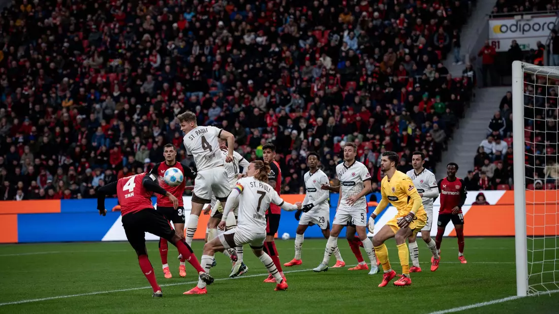 Leverkusen gewinnt gegen St. Pauli. - Bild: Fabian Strauch/dpa