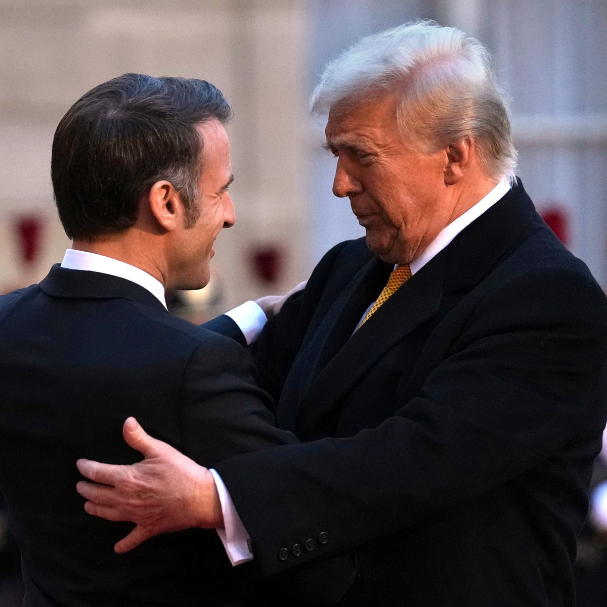 Macron rollte für Trump den roten Teppich aus. - Foto: Aurelien Morissard/AP